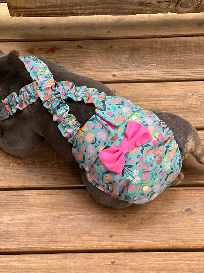 PAÑAL PARA BULLDOG FRANCÉS, pantalones cortos con tirantes y estampado floral rosa (Sevenberry), cubrepañal para perro con lazo